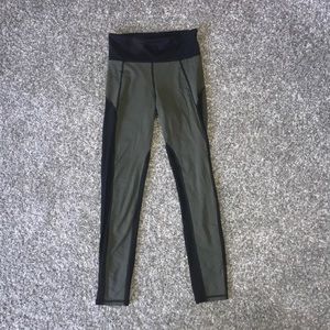Comfy green and black workout leggings!